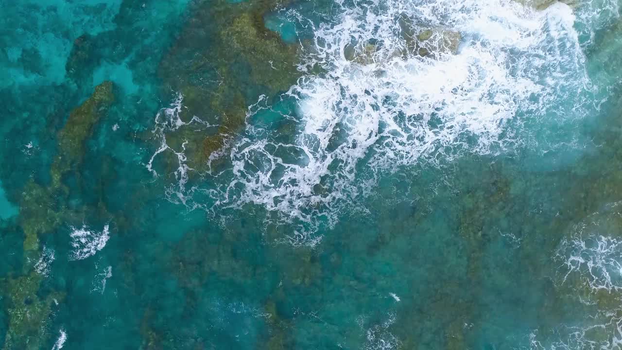 迷人的崎岖的海滩在塞浦路斯，一个地质奇迹，海浪飞溅的海滩与岩石。美丽的背景，海中的悬崖，4k顶部鸟瞰图视频素材