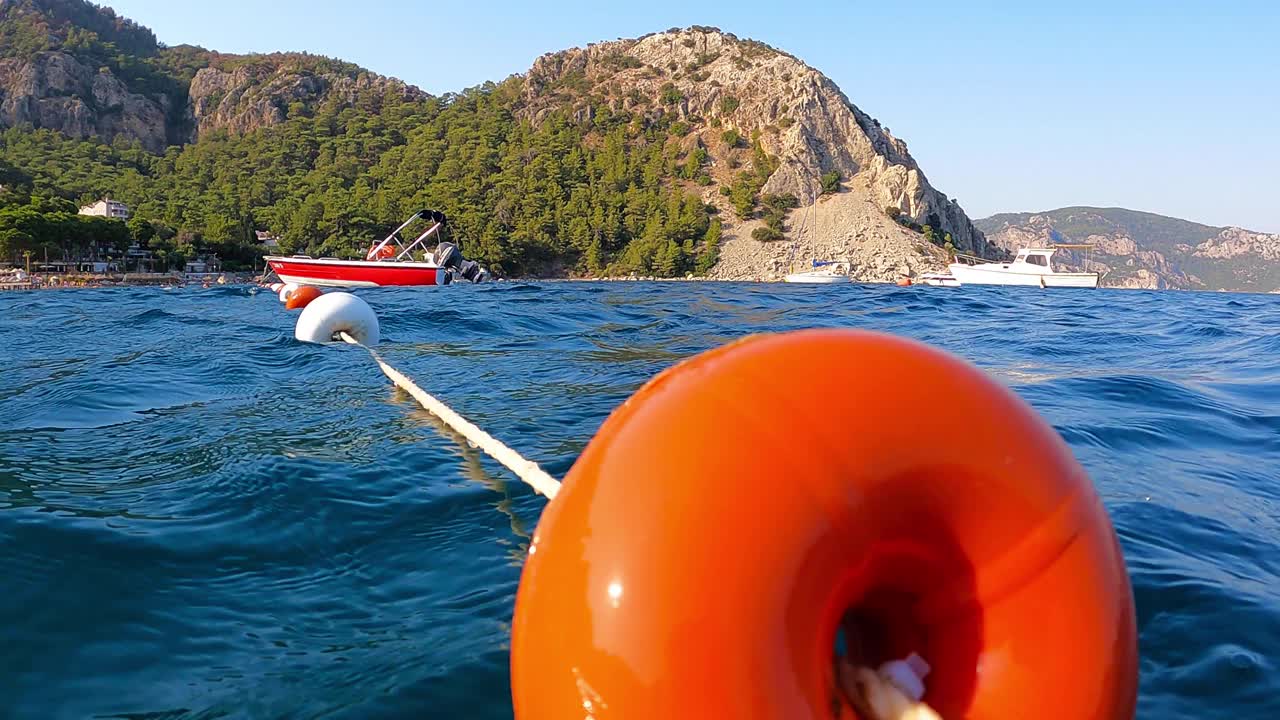 漂浮在海上的浮标视频素材