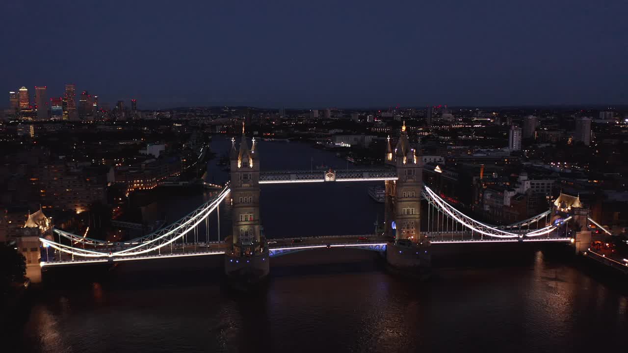 夜间飞越横跨泰晤士河的塔桥。照亮了著名的历史地标。英国伦敦视频素材