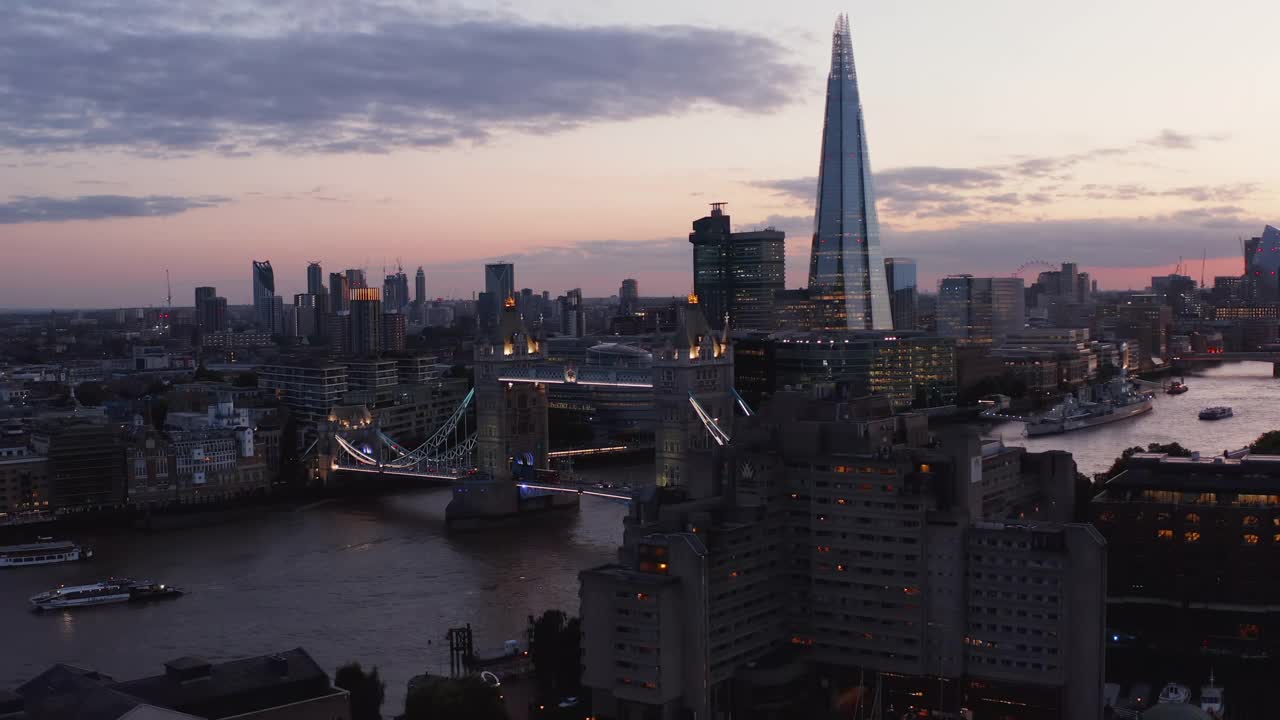 横跨泰晤士河的塔桥夜景。背景是碎片大厦。英国伦敦视频素材