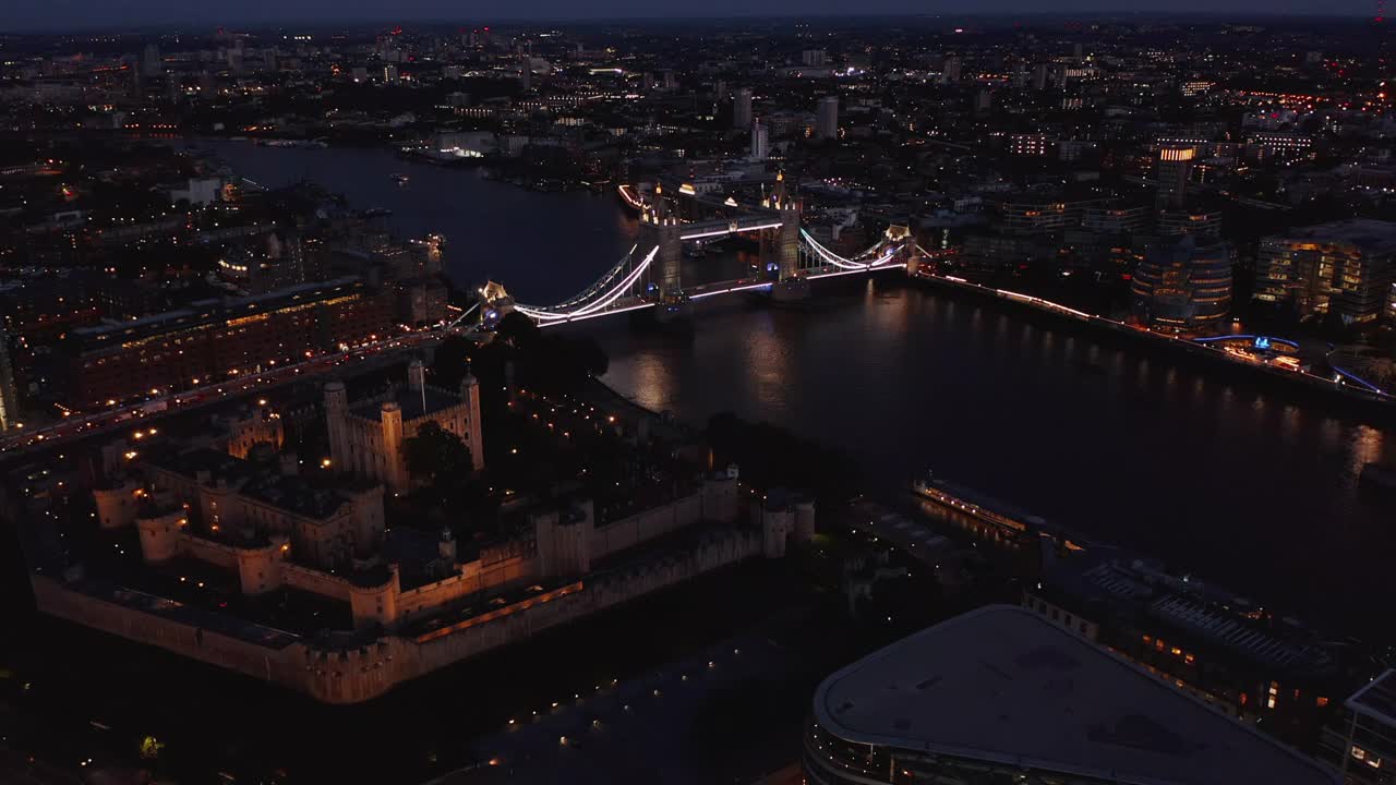 伦敦塔城堡和塔桥的空中夜景。照明的地标，城市的象征。英国伦敦视频素材