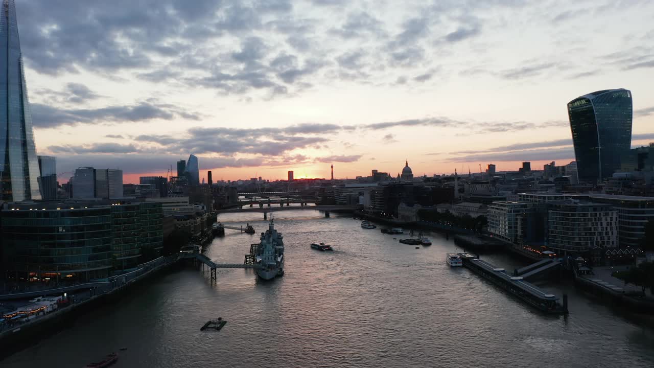 在夕阳西下的泰晤士河畔，向后飞。揭示著名的塔桥。英国伦敦视频素材