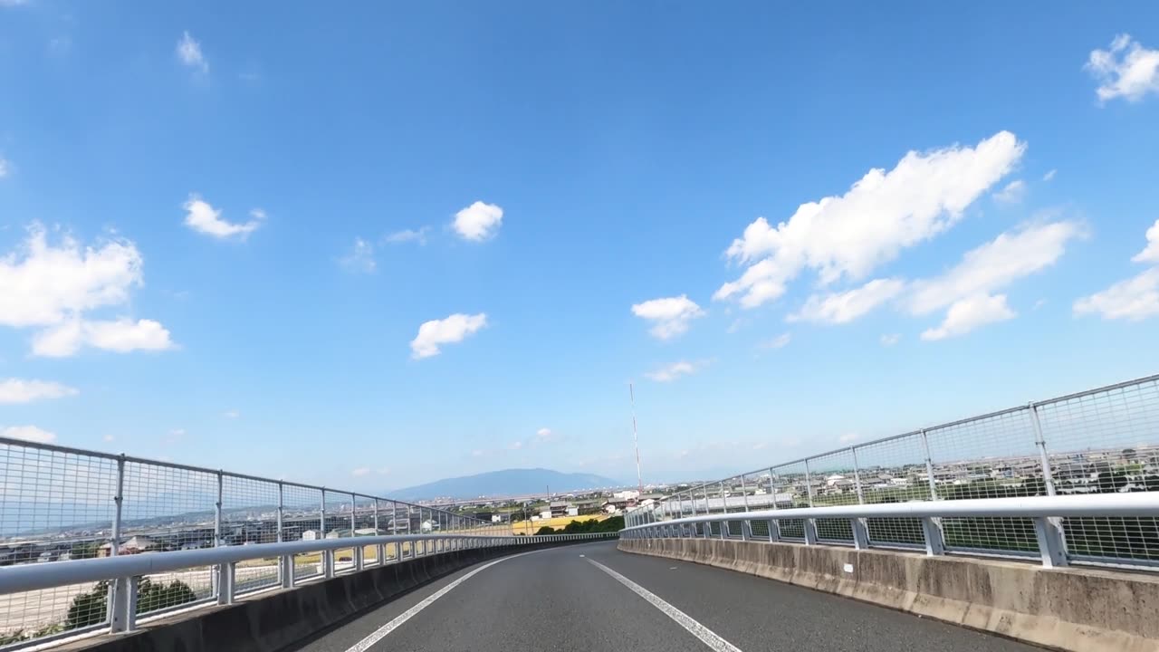 在高速公路上行驶，后视镜视频素材画面1