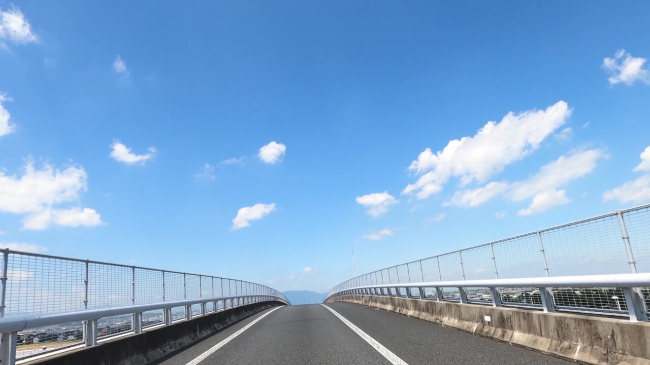 在高速公路上行驶，后视镜视频素材画面2