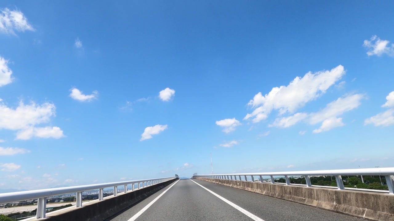 在高速公路上行驶，后视镜视频素材画面3