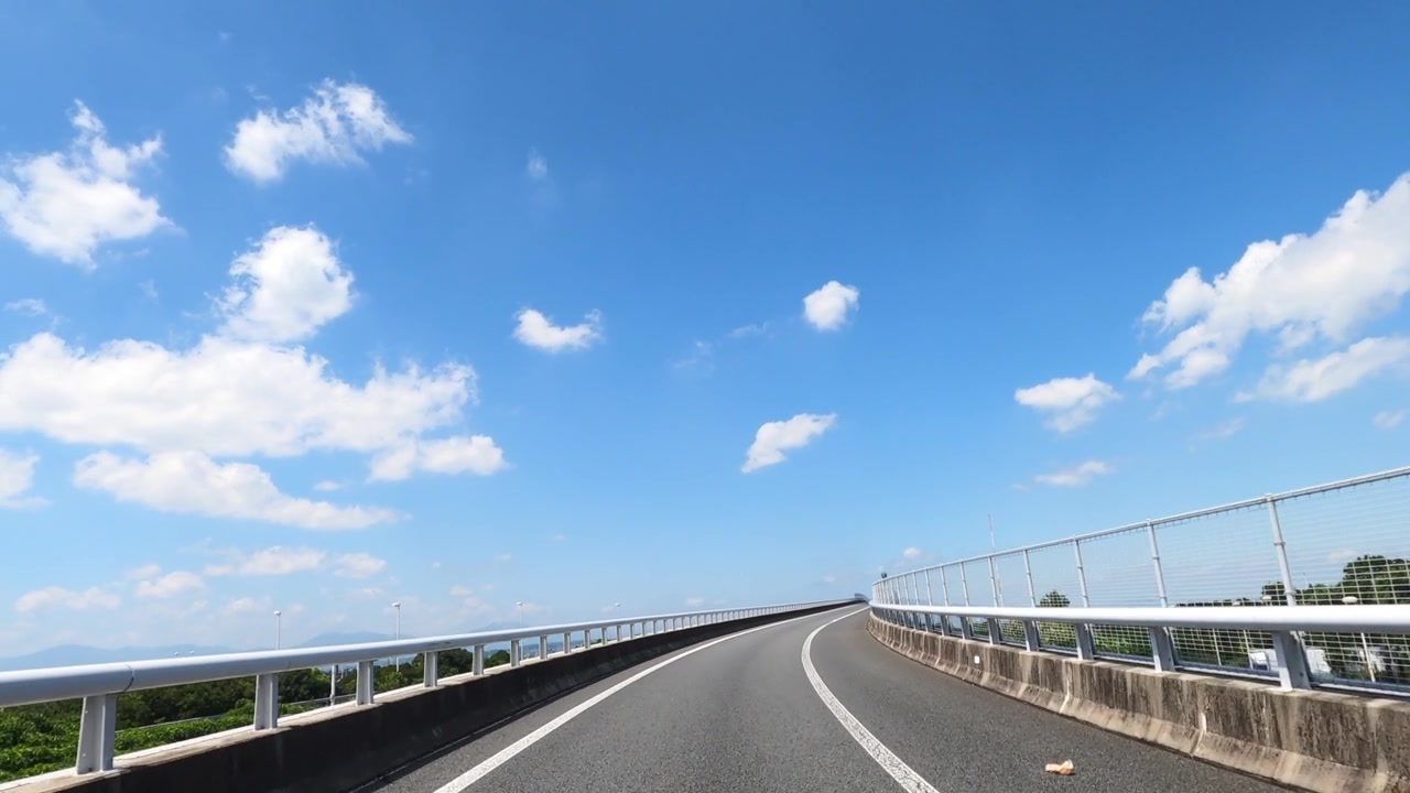 在高速公路上行驶，后视镜视频素材画面4