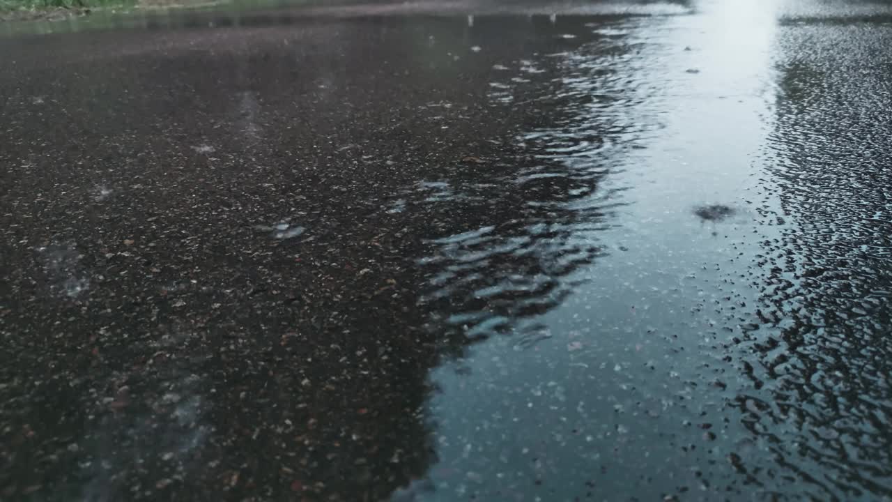 有水坑的雨天。视频下载