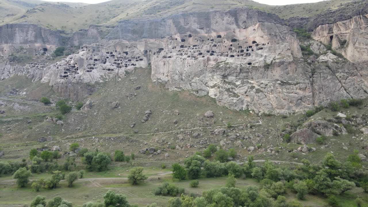 在格鲁吉亚库拉河Erusheti山的Vardzia古老洞穴修道院的空中全景无人机视图视频素材