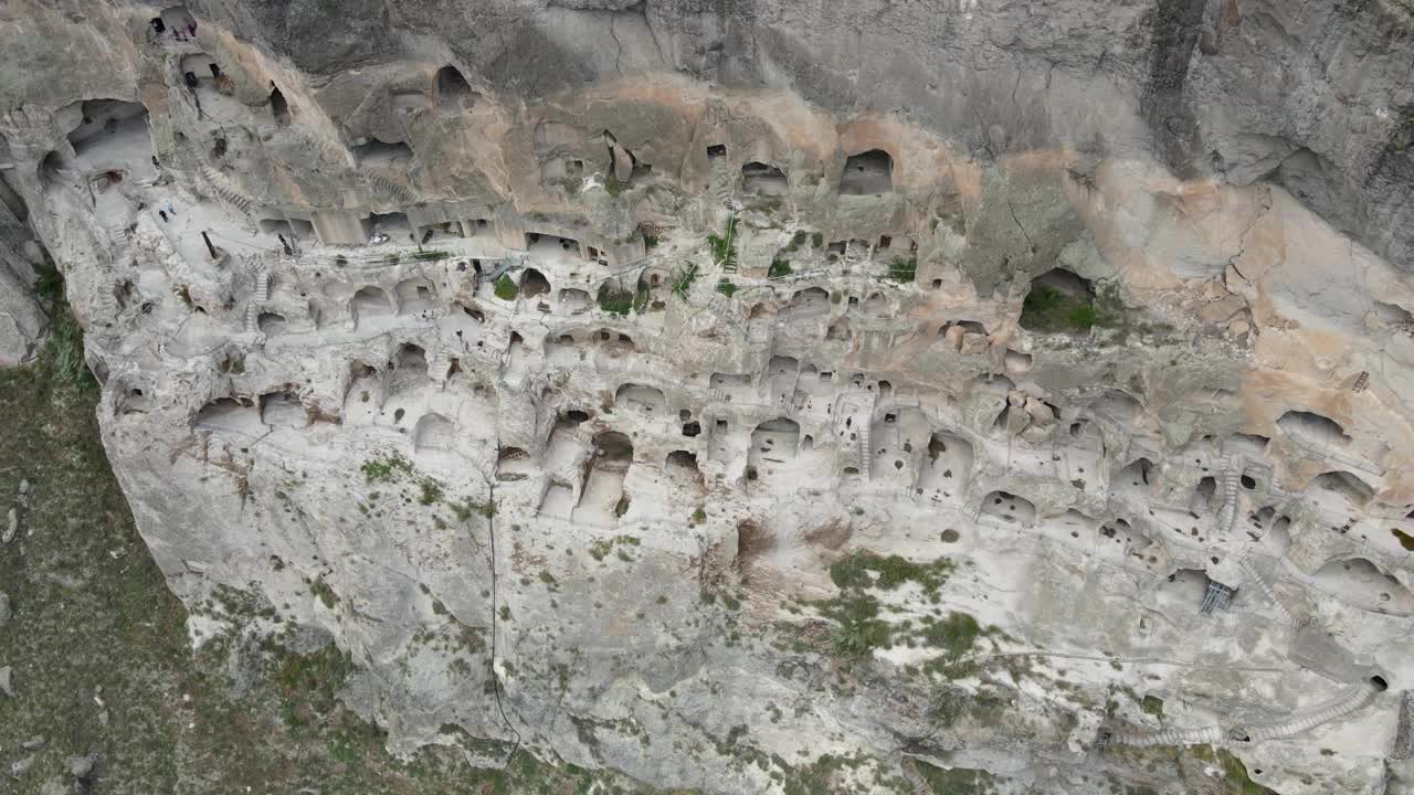 在格鲁吉亚库拉河Erusheti山的Vardzia古老洞穴修道院的空中全景无人机视图视频素材