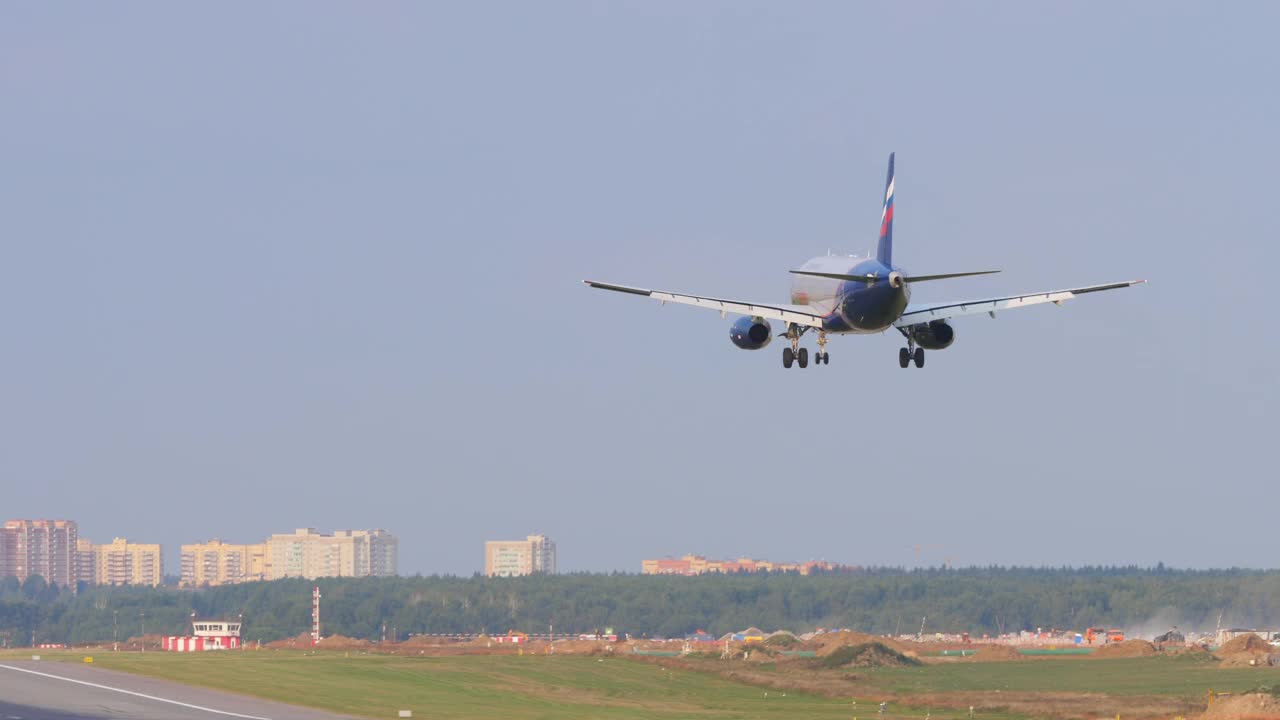 抵达机场的商用民用航空器视频素材