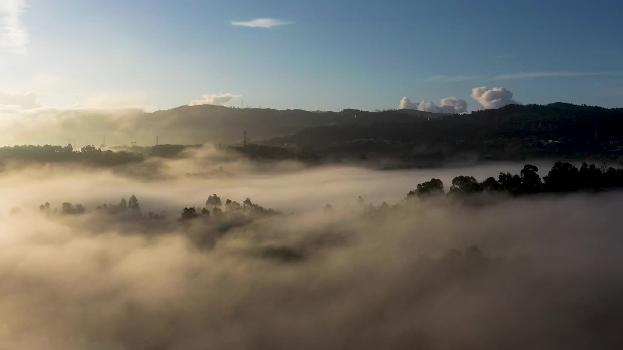 无人机在雾蒙蒙的河流上观察日出。宁静、放松、冥想、独处、自然美的概念视频素材