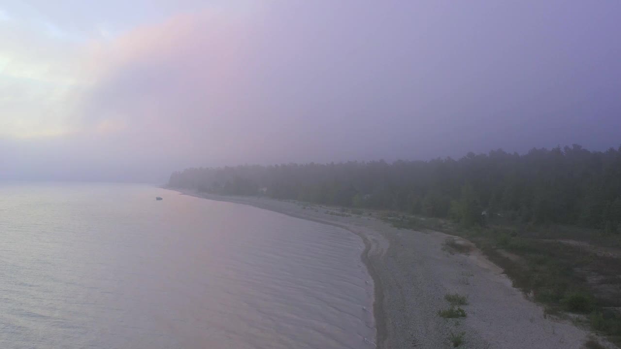 空中拍摄飞入日出的湖岸线视频素材