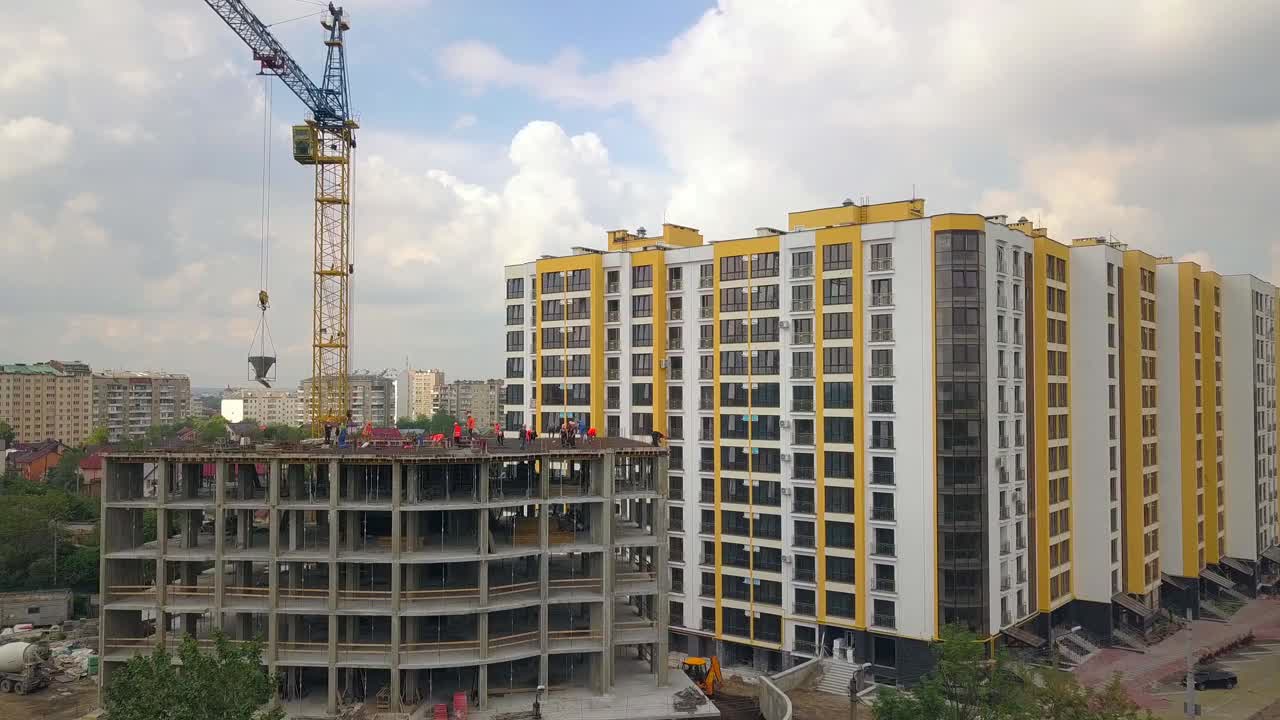 建筑工人在新的混凝土住宅建筑工地工作。视频素材