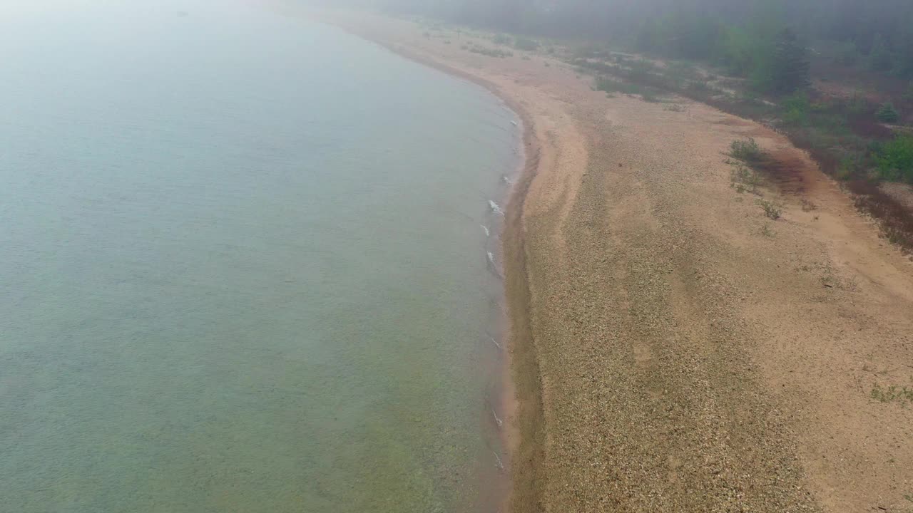 无人机视频在湖滨上空飞行视频素材