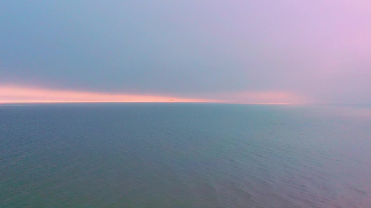 空中拍摄平移湖地平线上的日出视频素材