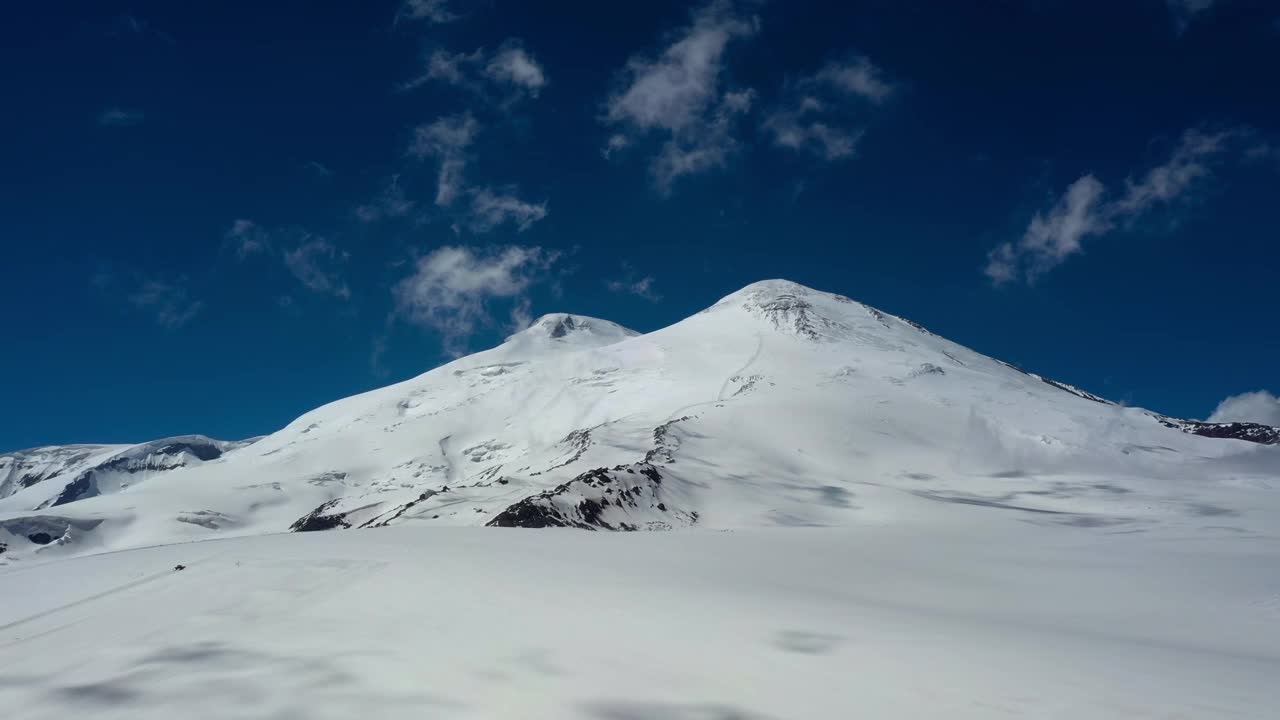 飞越俄罗斯北高加索山脉埃尔布鲁士山脉的美景。它位于高加索山脉的西部，是高加索山脉的最高峰。视频素材