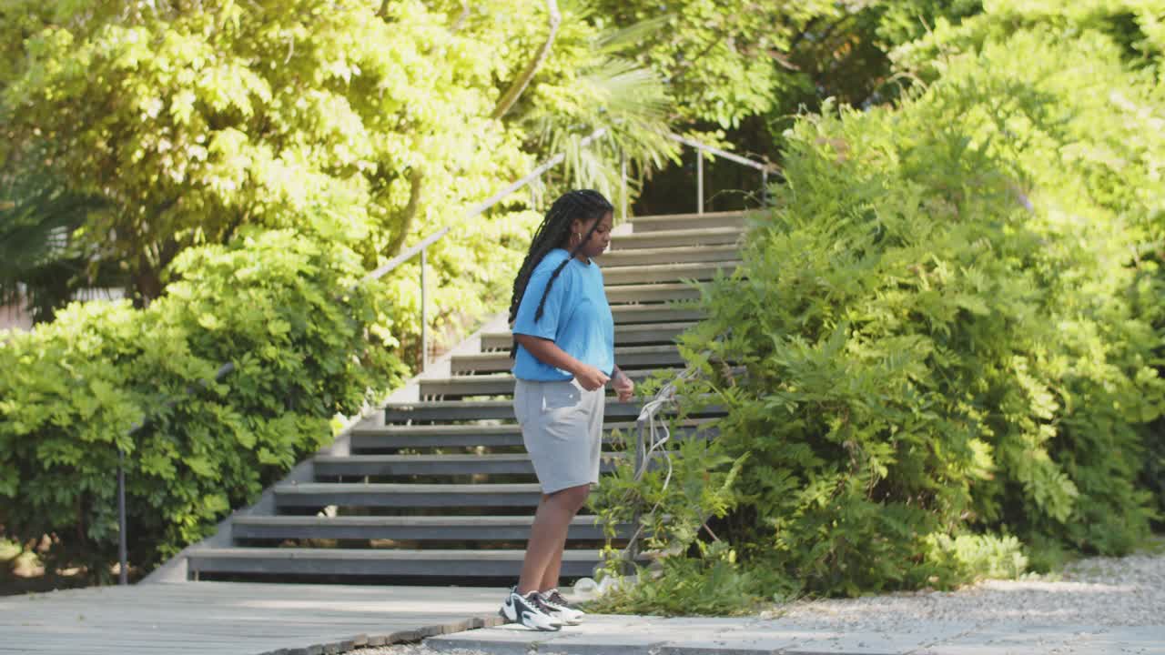 跟踪拍摄的胖女人做高膝盖跑步运动视频素材