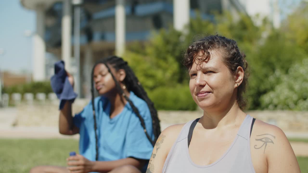 静态拍摄的快乐的女人在训练后对着相机微笑视频素材