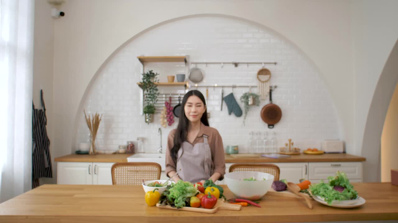 在厨房做饭的女人视频素材