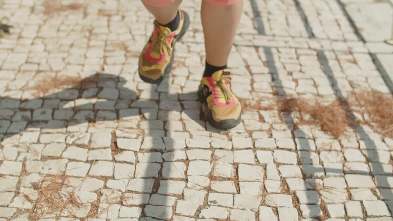 女人的脚在人行道上奔跑的特写镜头视频素材