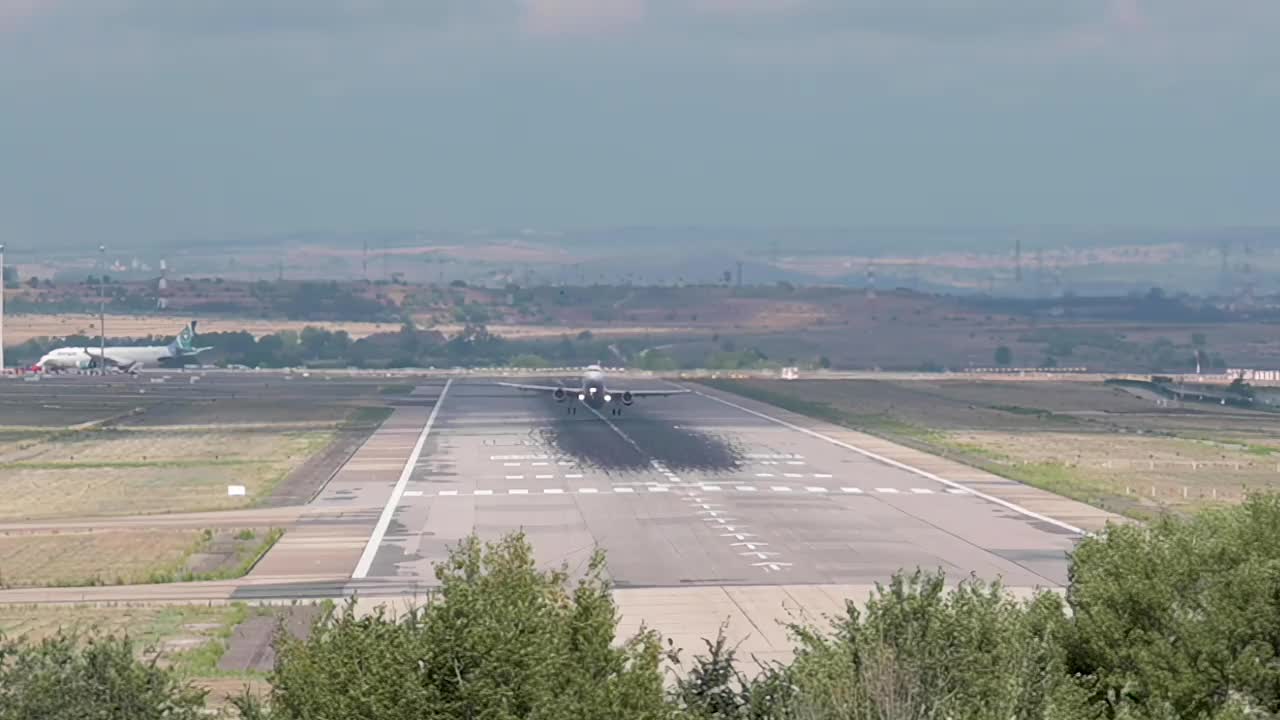 伊比利亚航空公司的空客A320飞机从跑道上起飞的高清视频视频素材