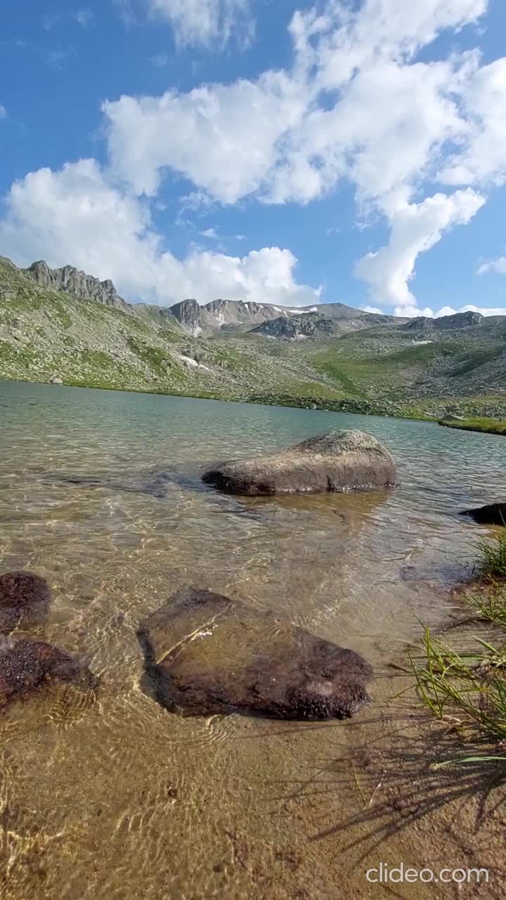 近距离观察高原上的湖水视频下载