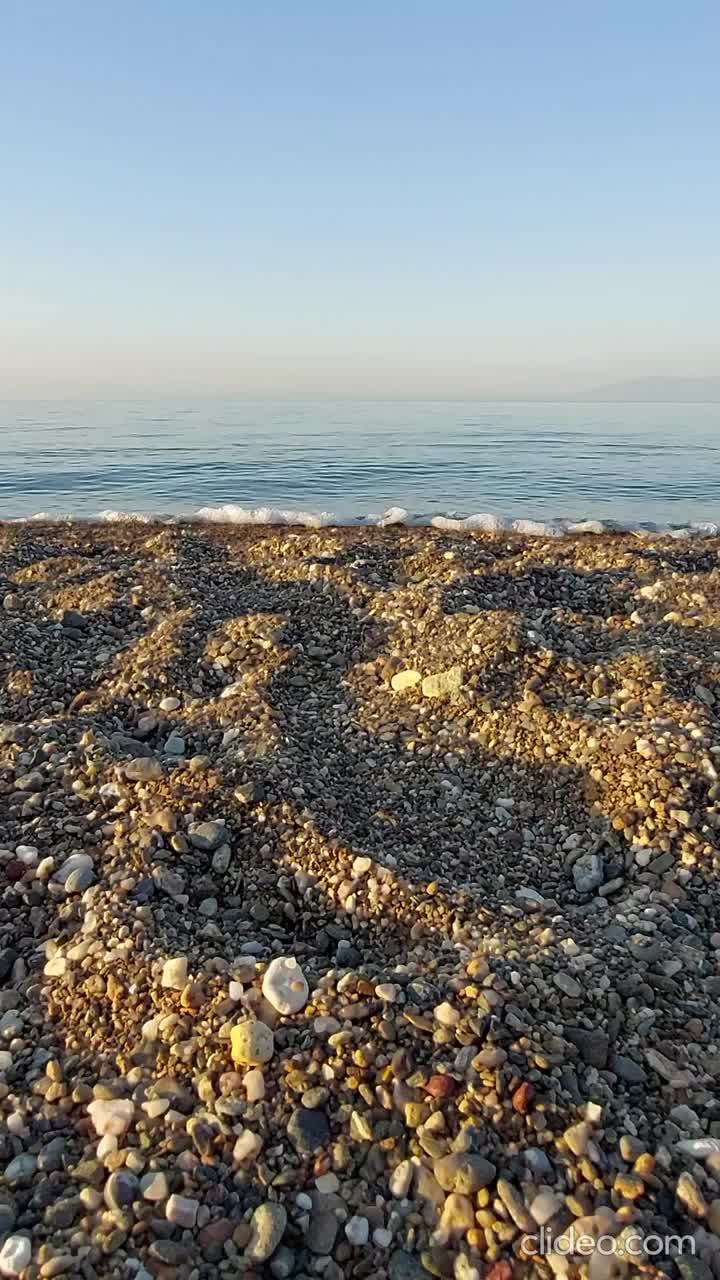 卵石滩上柔和的波浪视频素材