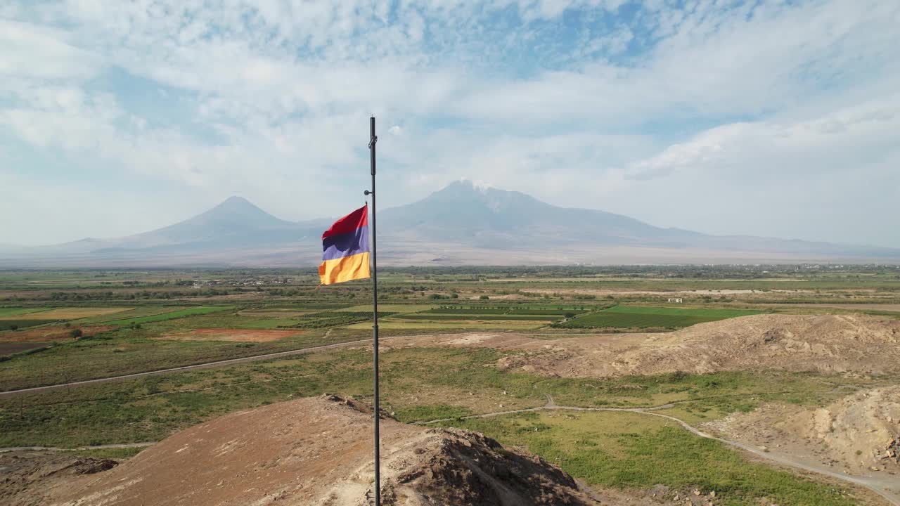 亚美尼亚国旗和阿拉拉特山在地平线上。视频素材