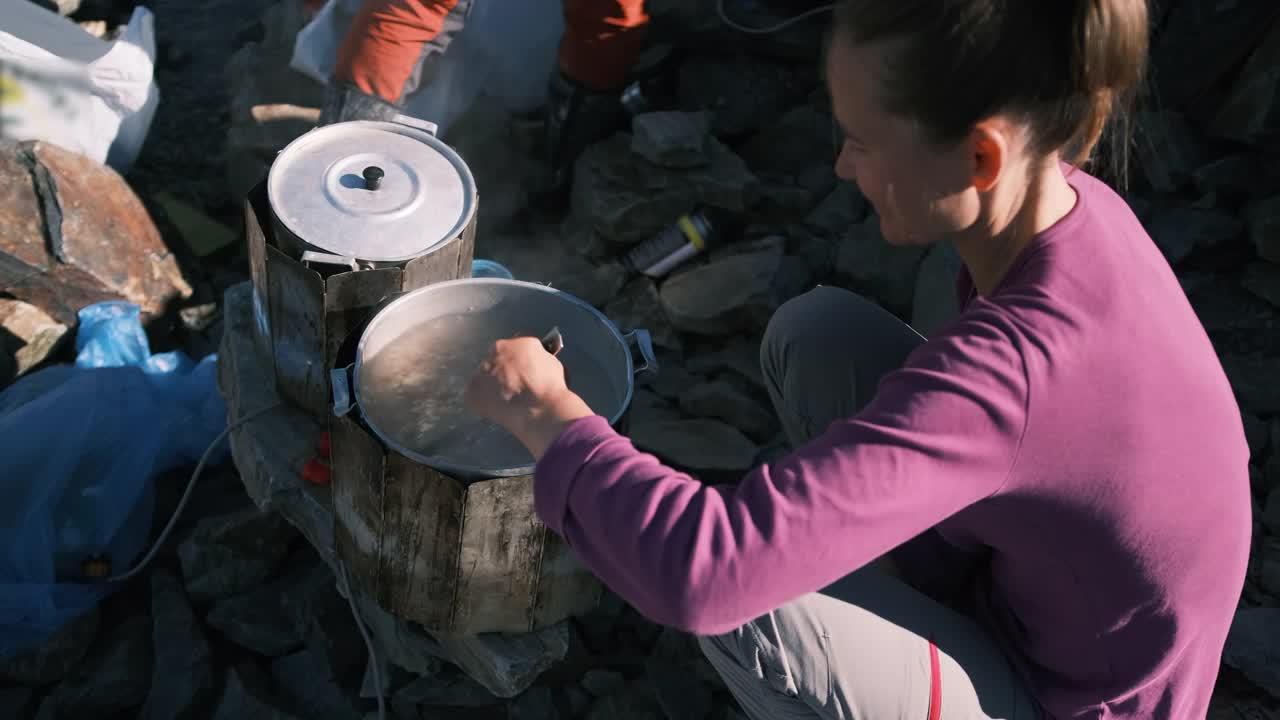 厨师在营地为一群游客准备午餐。视频素材