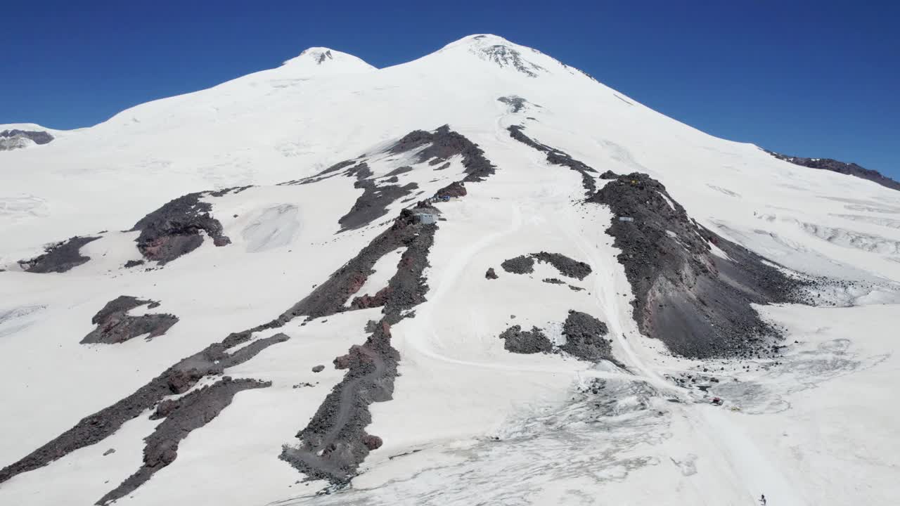 空中全景轨道镜头的艾尔布鲁士山和主要高加索山脉和晴朗的蓝天视频素材