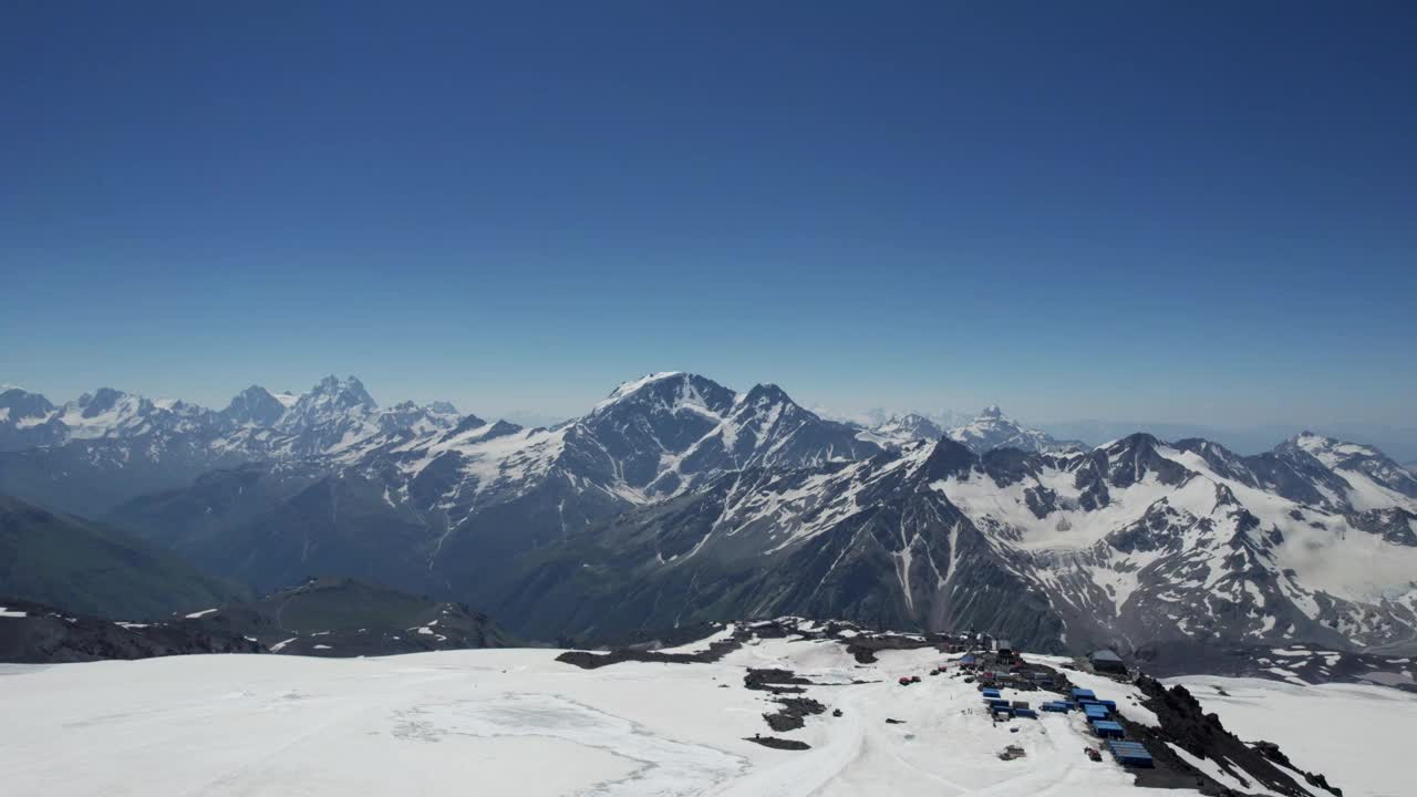 主要高加索山脉的空中全景镜头，来自厄尔布鲁士山的七号冰川视频素材