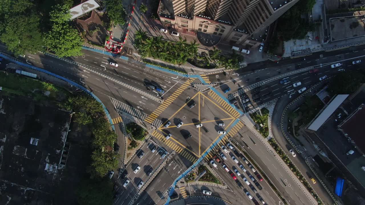 吉隆坡繁忙的十字路口鸟瞰图视频下载