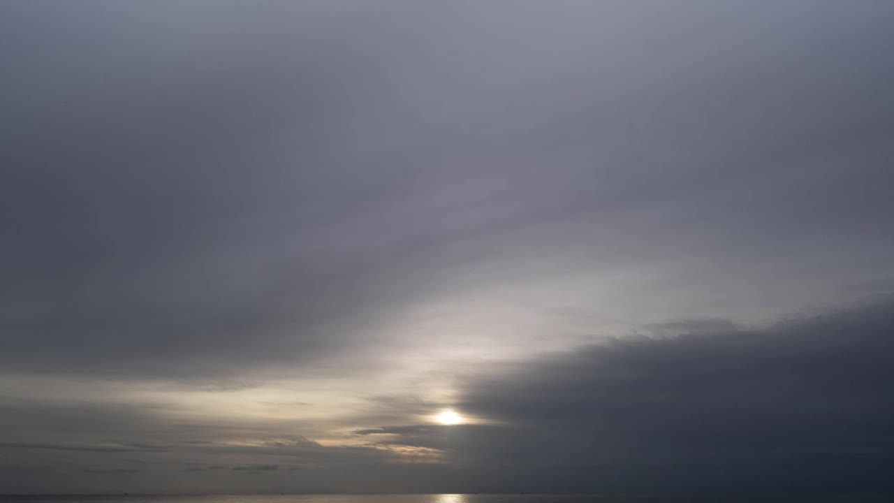 海上的乌云时间流逝戏剧性的雷暴云与大型建筑云自然下雨的黑暗天空令人惊叹的数字电影构图背景视频素材