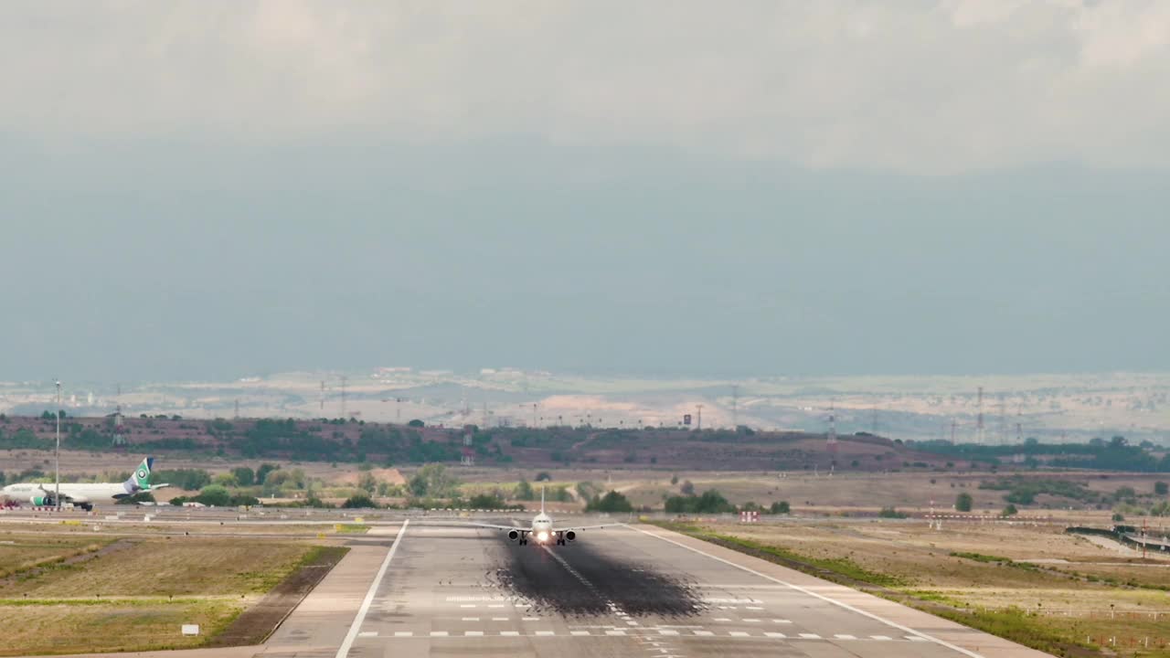 法国航空公司的空客A320从跑道上起飞视频素材