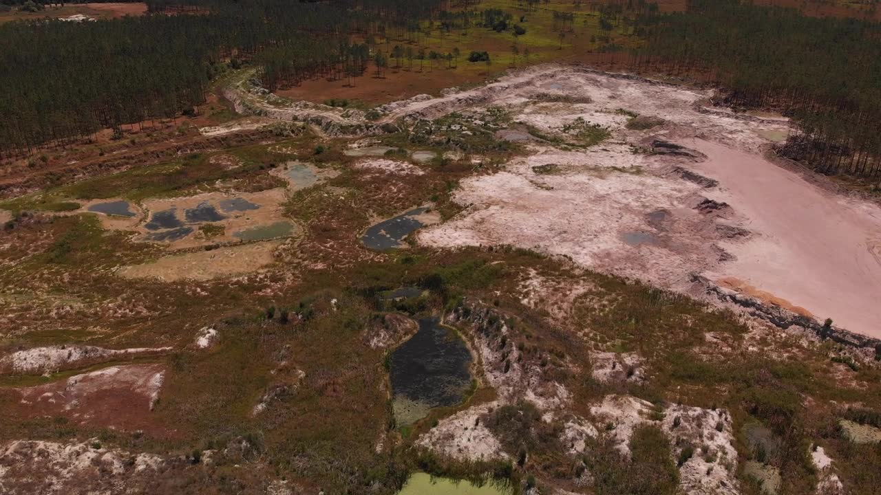 鸟瞰图露天采石场与池塘视频素材画面1