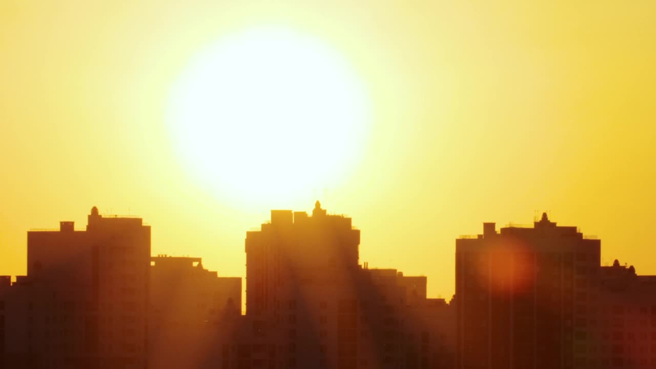 太阳在城市上空落下视频素材