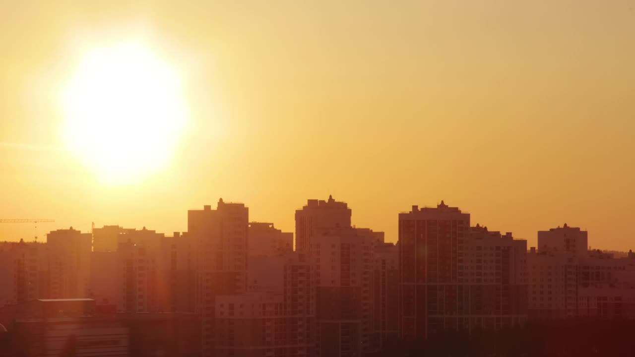 太阳在城市上空落下视频素材