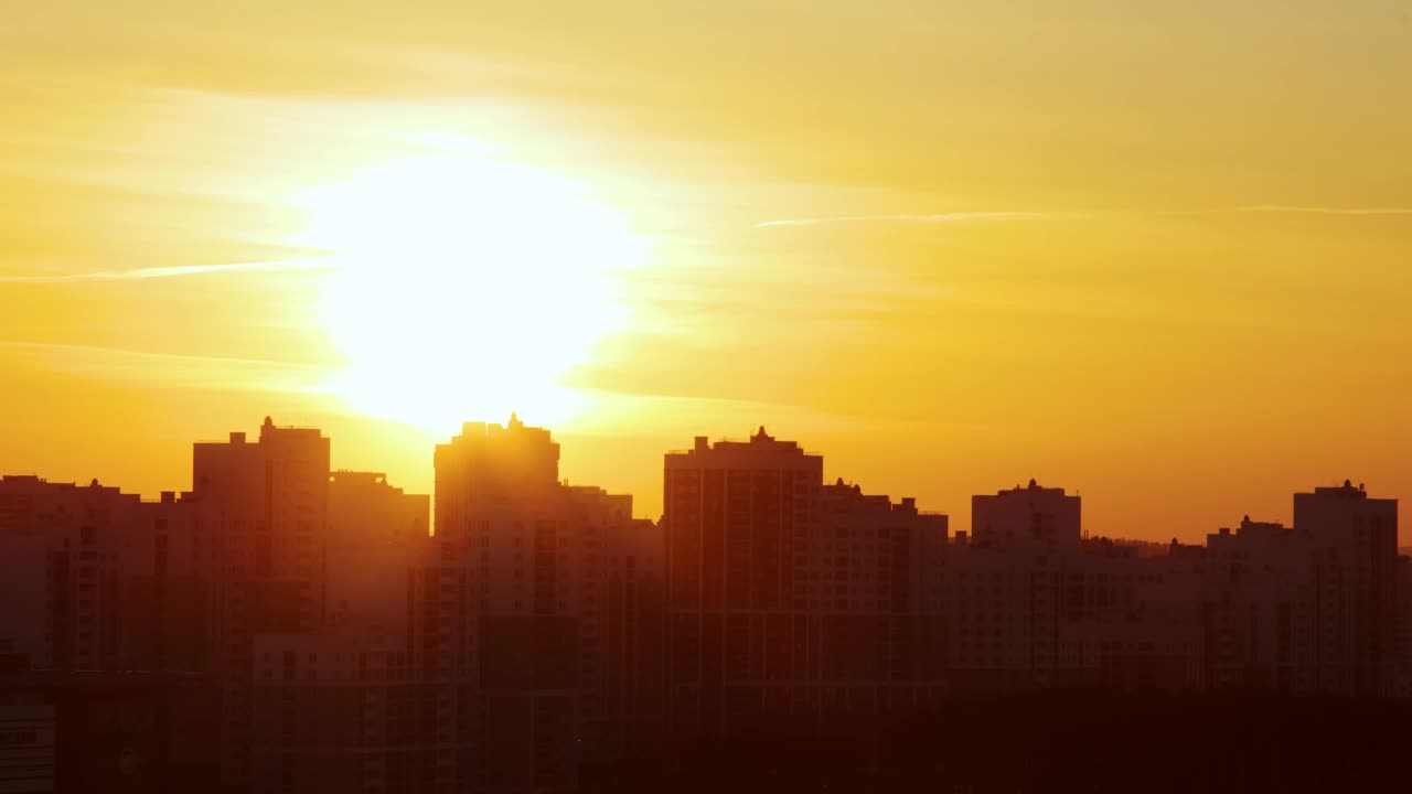 太阳在城市上空落下视频素材