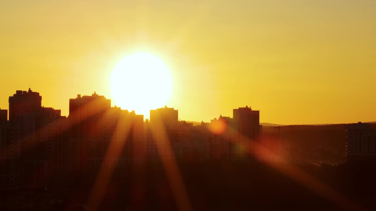 太阳在城市上空落下视频素材