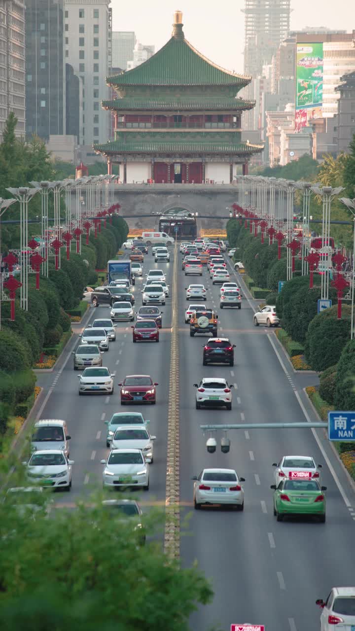 中国西安钟楼和城市交通的夜景视频素材