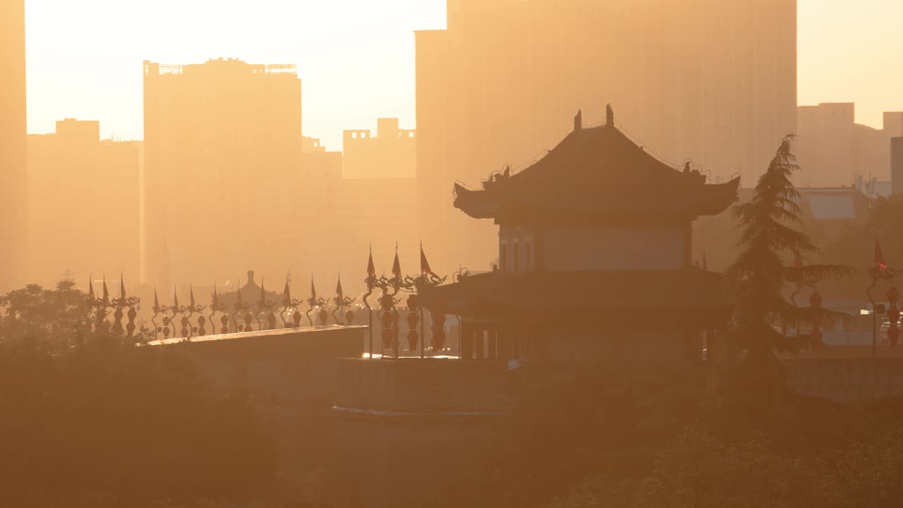 夕阳下的古城墙/陕西西安，中国视频素材