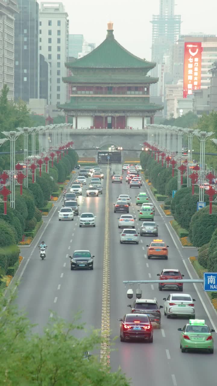 中国西安钟楼和城市交通的夜景视频素材