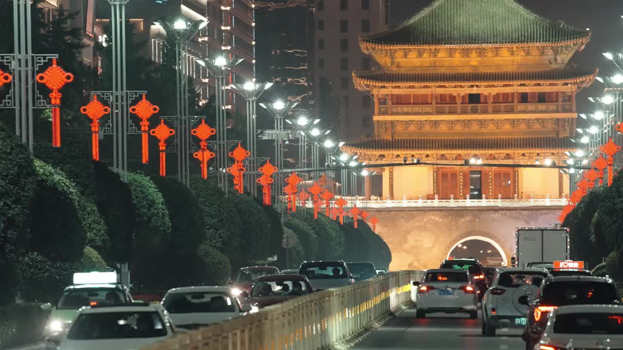 中国西安钟楼和城市交通的夜景视频素材