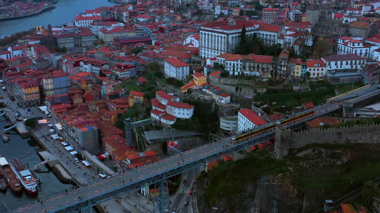 空中拍摄傍晚路易斯I桥的风景，无人机在晚上向后飞过河流-波尔图，葡萄牙视频素材