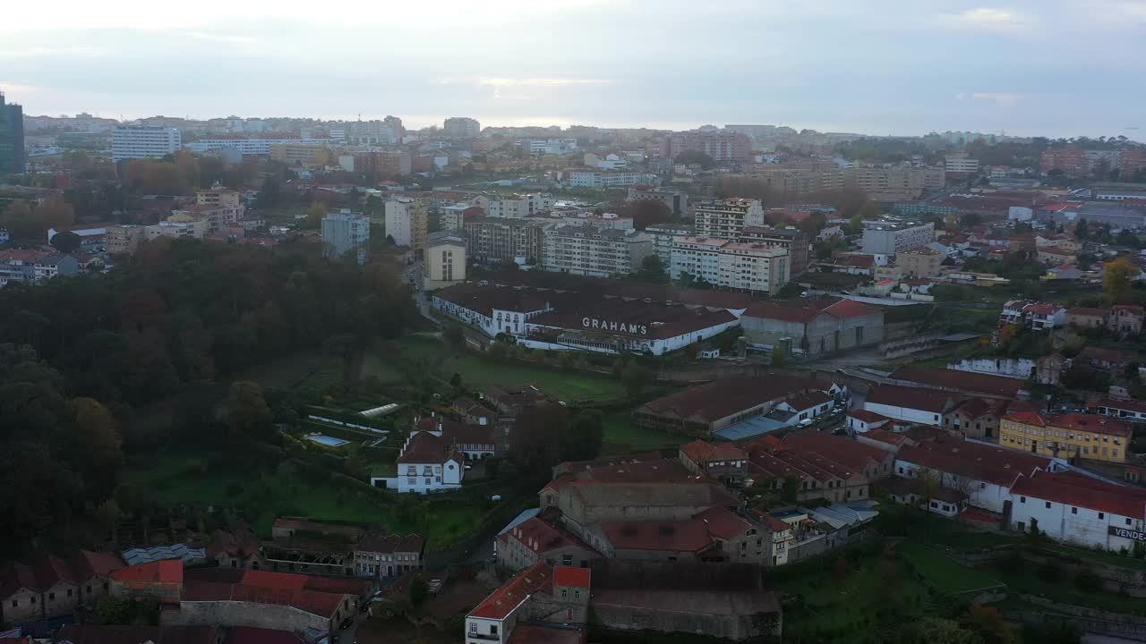 城市绿地上的建筑结构的空中拍摄-葡萄牙波尔图视频素材