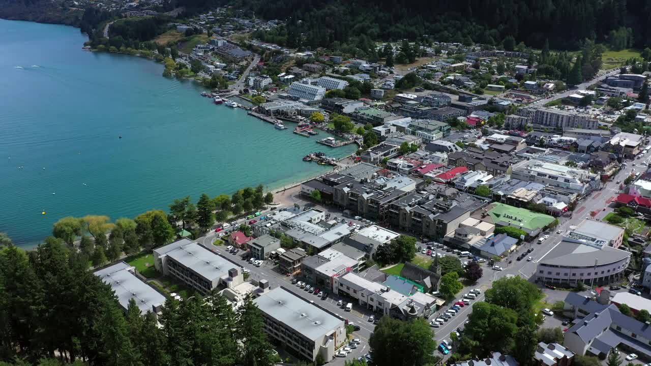 空中拍摄山中湖泊的美丽镜头，无人机飞过城市的房屋-奥克兰，新西兰视频素材