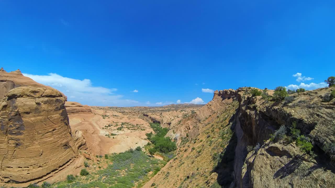 在阳光明媚的日子里，在国家公园的天空下的自然形成的延时平移风景-布莱斯峡谷国家公园，犹他州视频素材