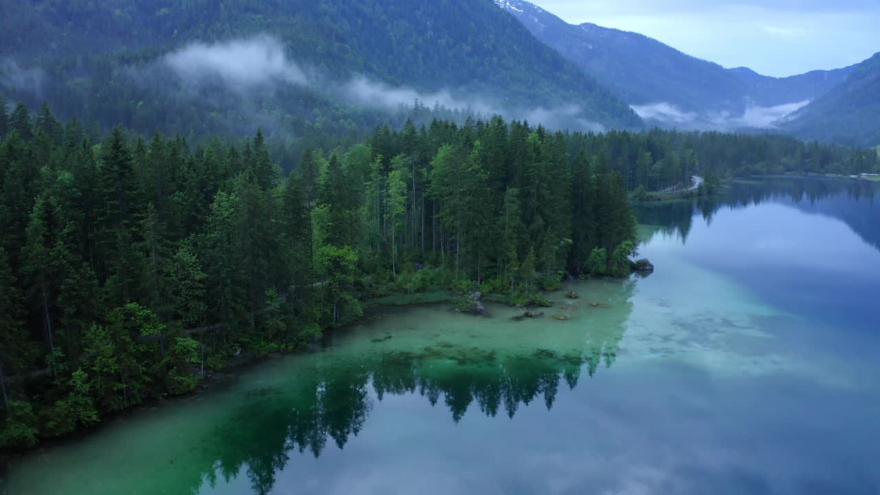 空中:内陆湖绿树的美丽倒影视频素材