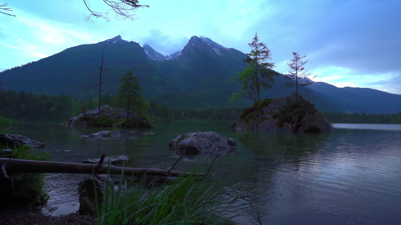 冬季多云的天空下，美丽的著名内陆湖和山脉视频素材