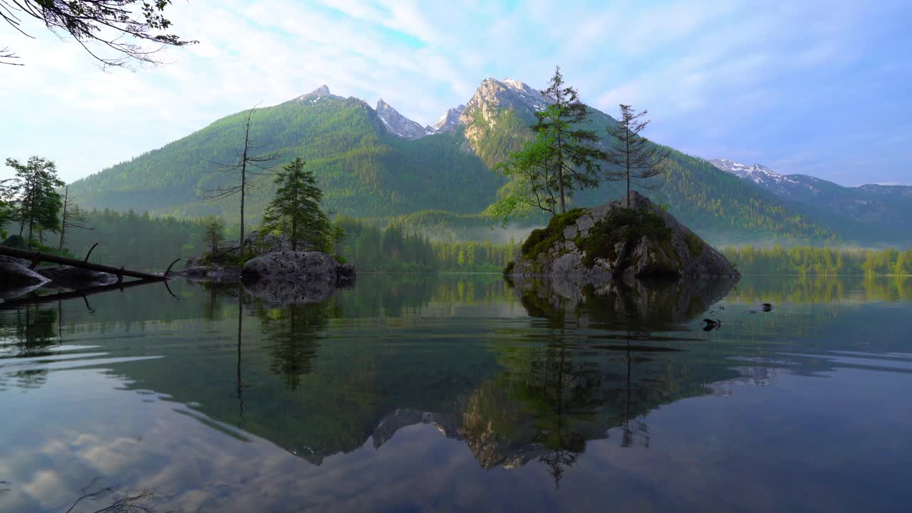 封闭的内陆湖风景区拍摄与岩石在冬季视频素材